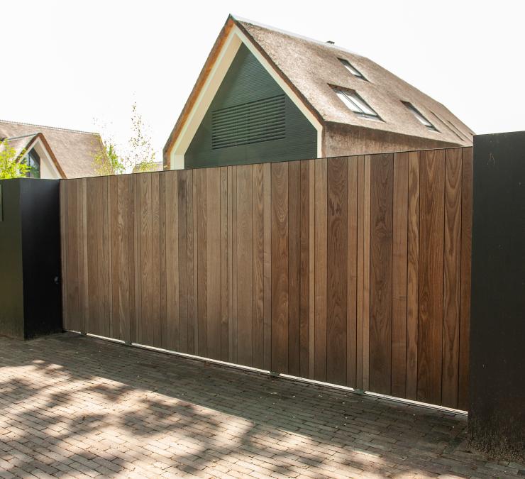 Houten schuifpoort in HOTwood essen Plus line QC Houten schuifpoort in HOTwood essen Plus line QC