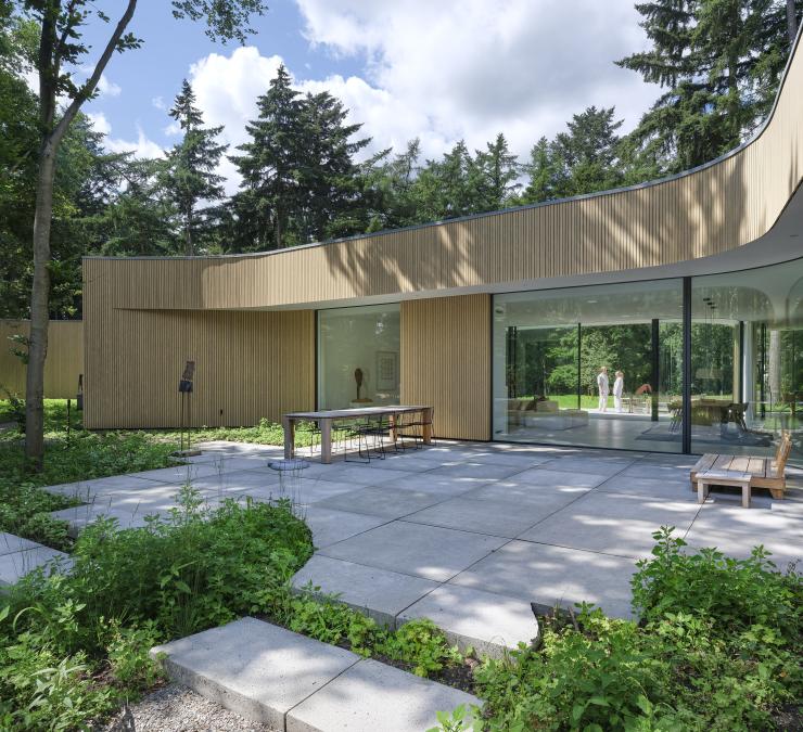 Moderne villa in natuurpark met Accoya gevelbekleding en grote raampartijen