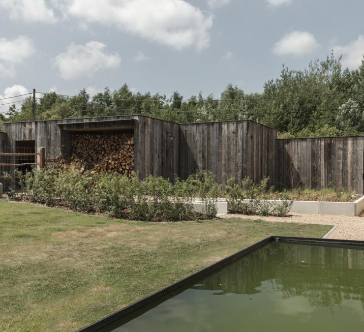 Extension et clôture revêtues de bois de grange Extension et clôture revêtues de bois de grange
