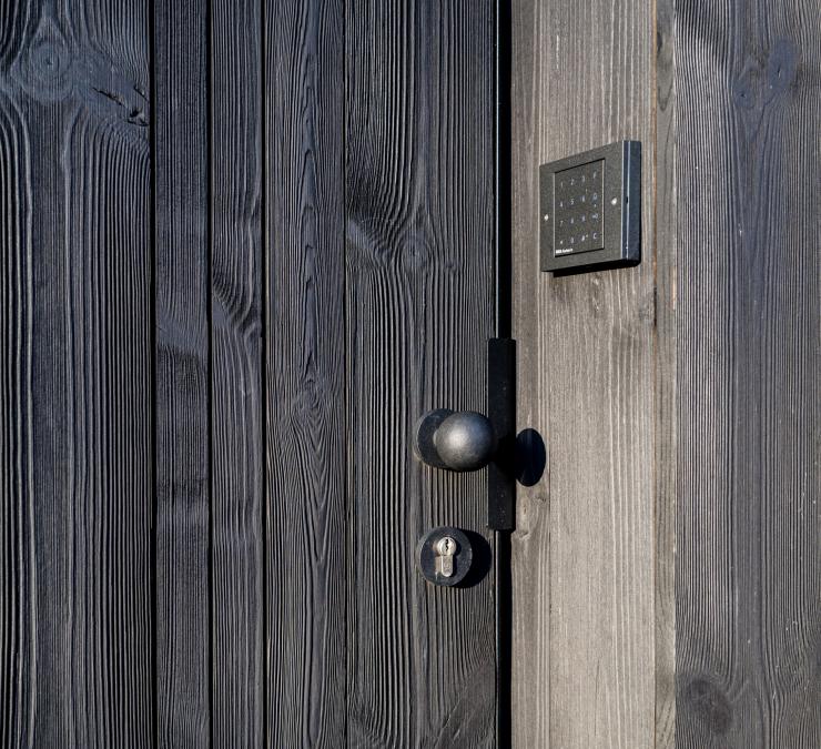 Garden gate in brushed wood with black finish