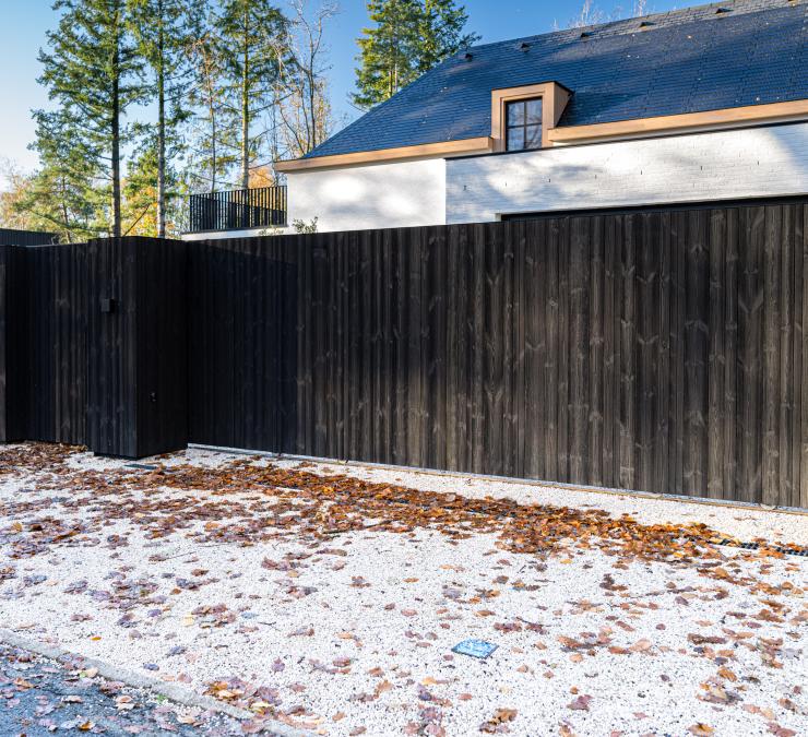 Sliding gate in brushed, black oiled thermo pine 