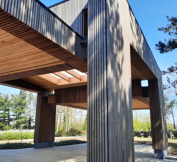 Timber cladding for a farewell space in a cemetery