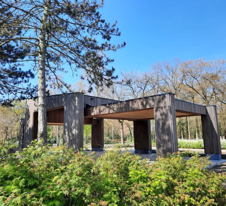 Overdekte afscheidsruimte begraafplaats bekleed met hout