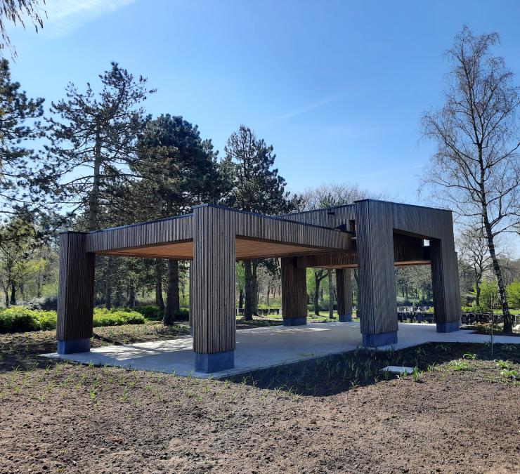 Überdachter Abschiedsraum auf Friedhof mit Holzverkleidung