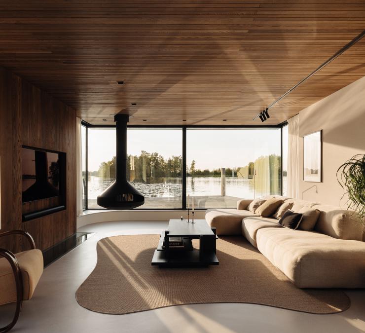 Moderne woonkamer met plafond in thermisch essen Fine line
