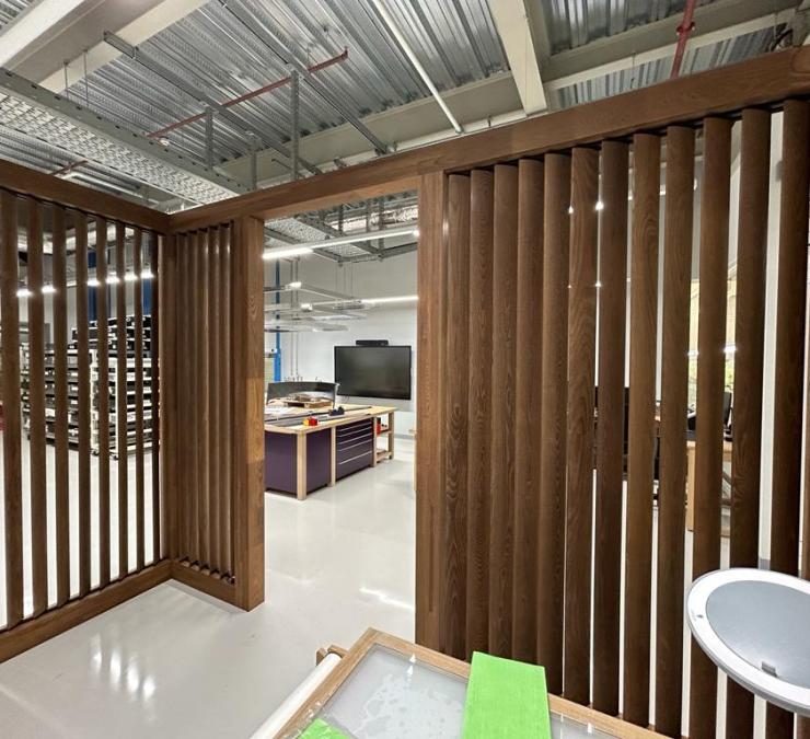 Cloison de séparation en bois pour créer plus d'intimité dans les bureaux paysagers HCloison de séparation en bois pour créer plus d'intimité dans les bureaux paysagers