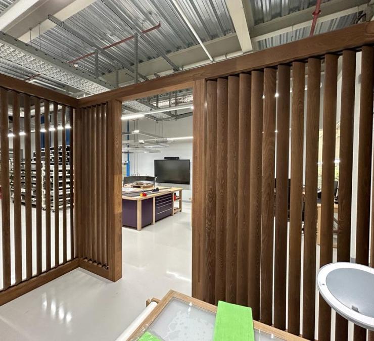 Room divider in wood to create more privacy in open-plan offices