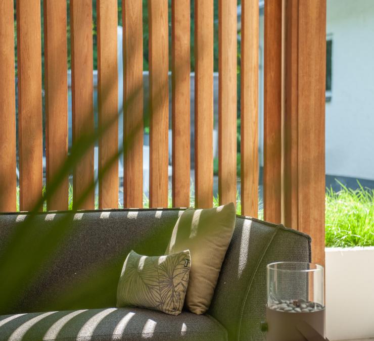 Met houten shutters is de lichtinval naar wens te besturen Met houten shutters is de lichtinval naar wens te besturen