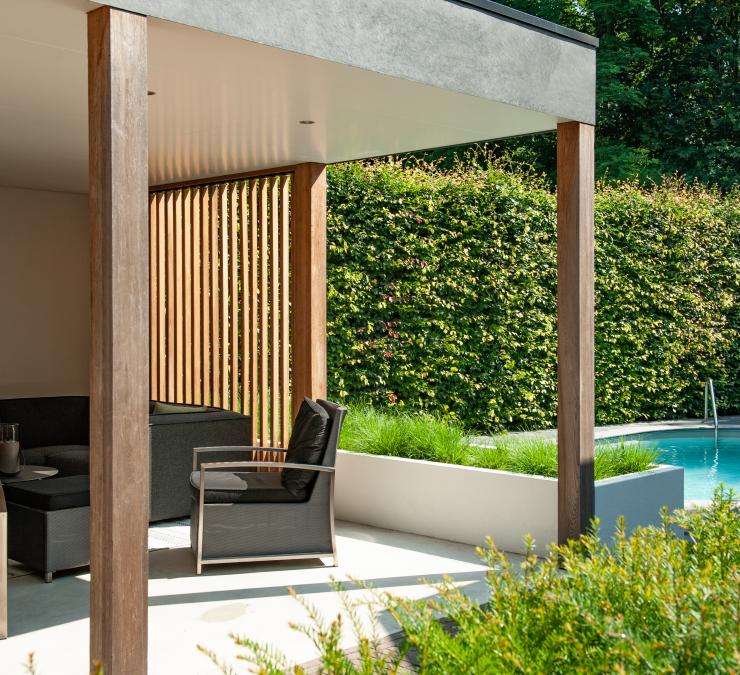 Met houten shutters is doorkijk naar tuin perfect te regelen Met houten shutters is doorkijk naar tuin perfect te regelen