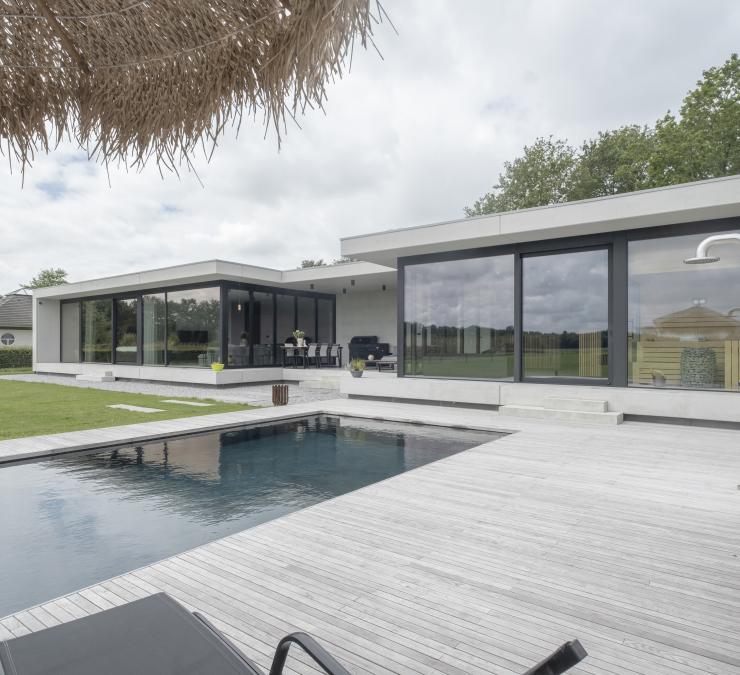 Belle terrasse en bois grisonné autour de la piscine en frêne HOTwood Open line