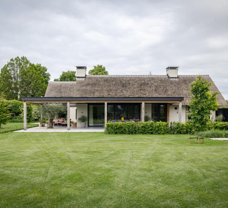 Terrasse couverte attenante à la maison avec cadre en poutres en chêne 