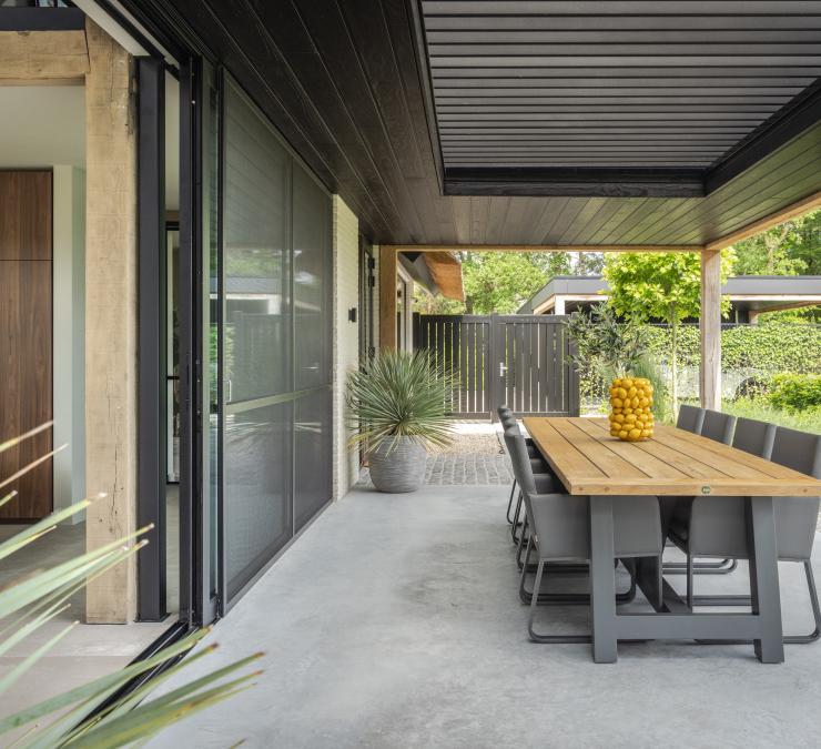 Terrasse couverte attenante à la maison avec cadre en poutres en chêne 