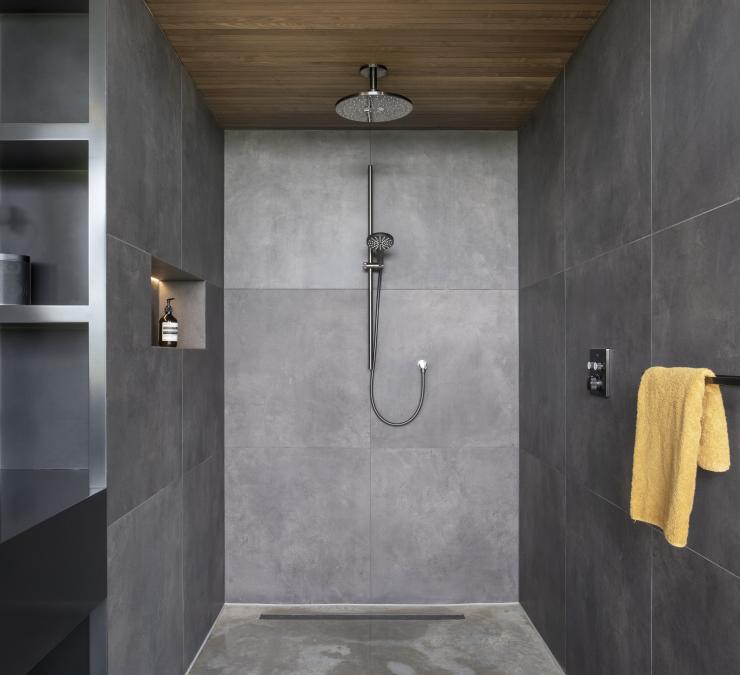 Douche effet pluie avec plafond en bois thermo-traité