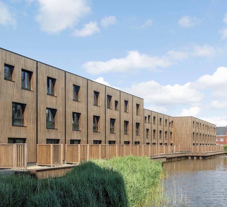 Projet d’habitations biosourcées au bord de l’eau avec un bardage en bambou thermo-traité