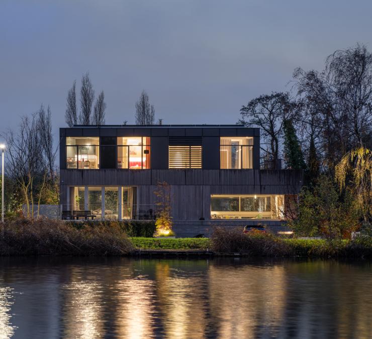 Villa moderne au bord de l'eau avec bardage en bois en profil Cubus et clins mi-bois