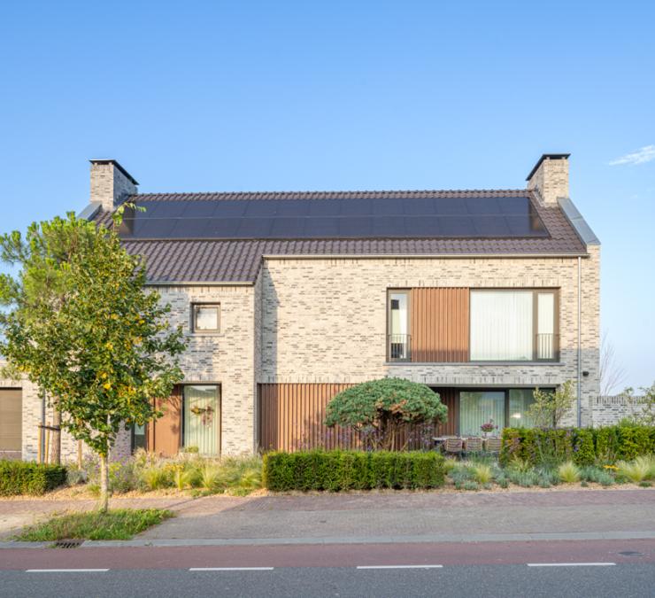 Detached house with parts of the façade in Uni Line QC HOTwood ash