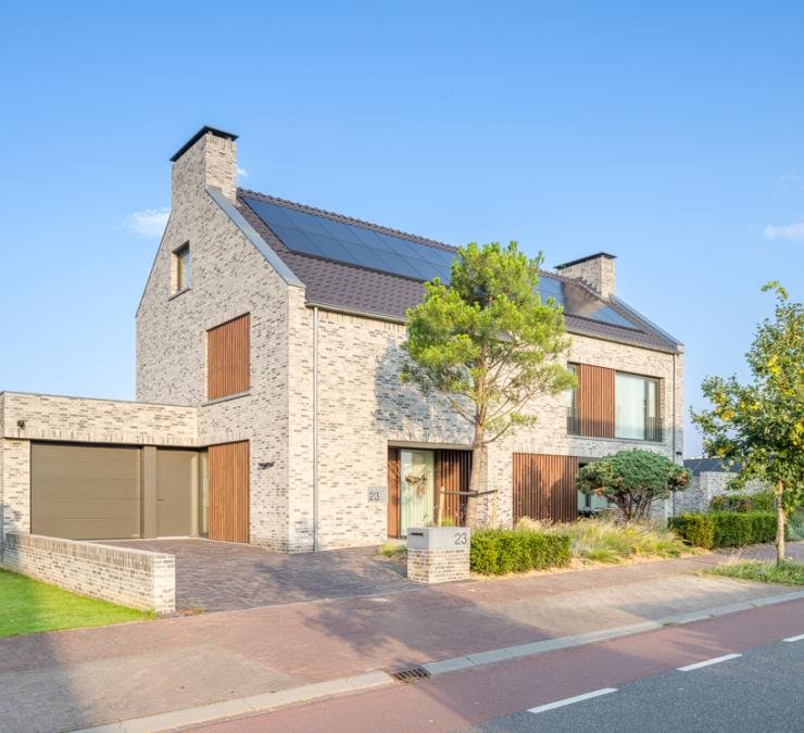 Houten accenten met verticale ribbenstructuur in gevel van vrijstaand woonhuis 