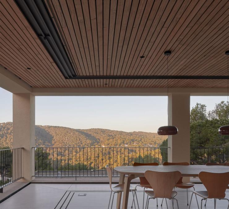 Le plafond continu en bois élimine la transition entre l'intérieur et l'extérieur