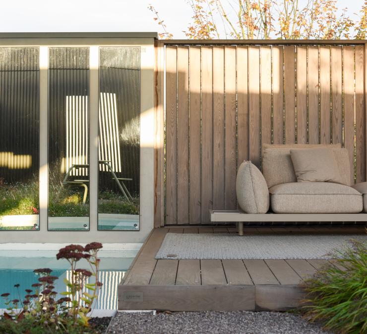 Houten shutters als zijwand pergola Houten shutters als zijwand pergola